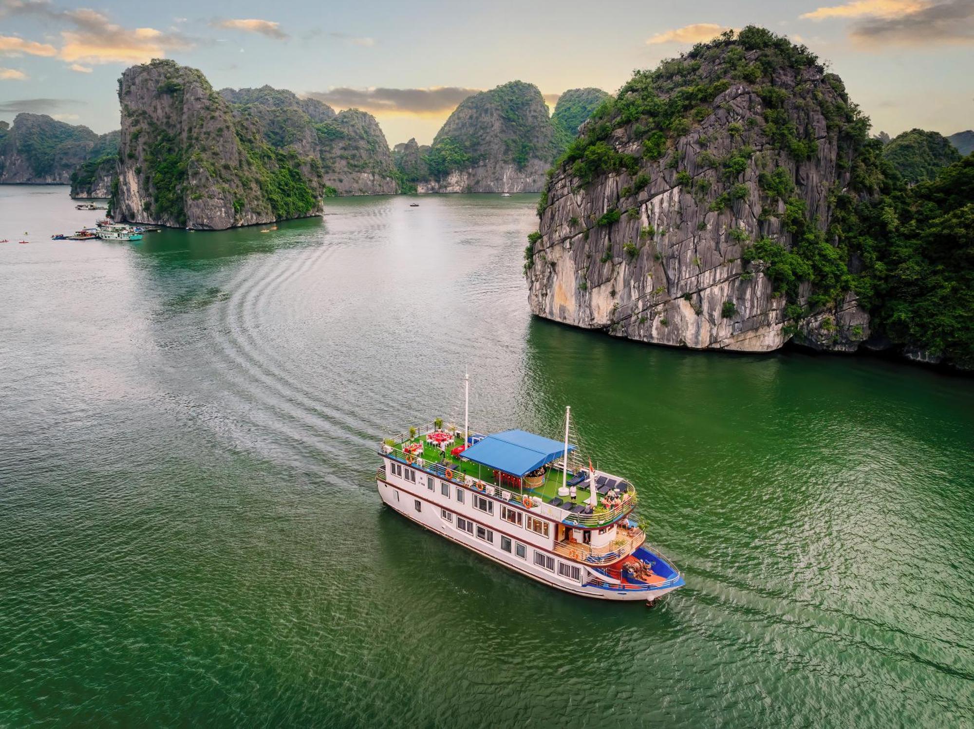 Hotel Sunlight Cruise Ha Long Exteriér fotografie